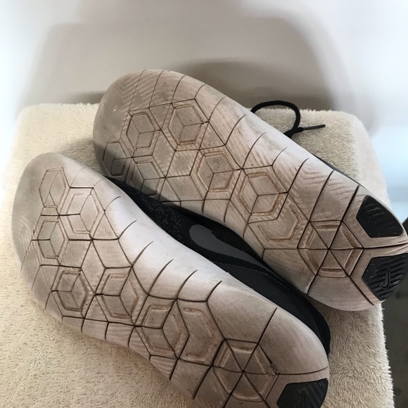 Nike Flex contact Men’s tennies, size 7y - Picture 4 of 6